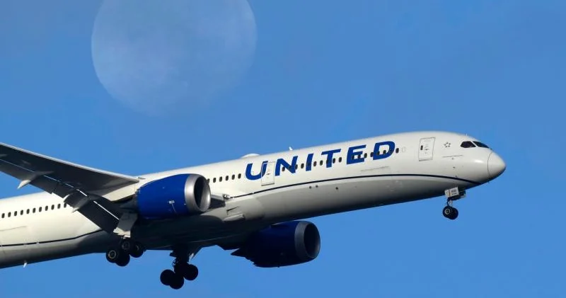United Airlines təyyarəsinin şüşəsini sındıran sirli obyekt məlum oldu