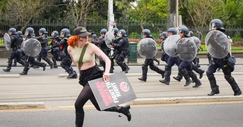 И в Австралии разгоняют митинги объектив