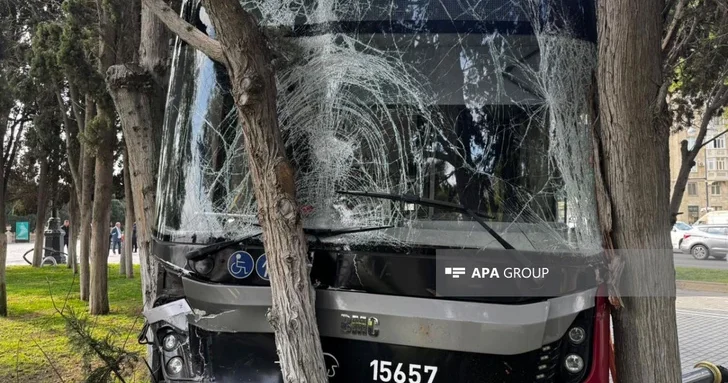 В Баку пассажирский автобус совершил ДТП