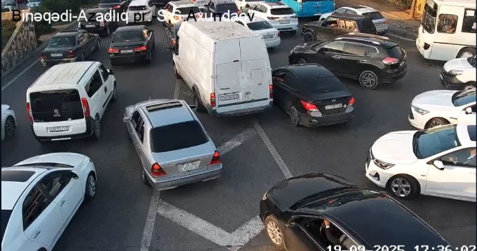 Bu küçədə tıxac vaxtı belə etməyin: Kamera çəkir VİDEO