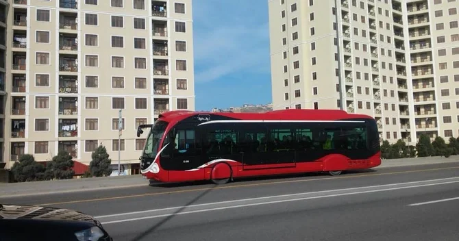 Baku bus avtobusu bulvarda qəza edib bulvara girdi