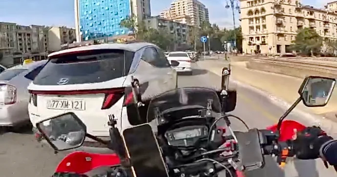 Qadın sürücü motosikletin yolunu kəsib qəza şəraiti yaratdı VİDEO