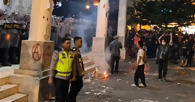 İndi də bu ölkədə tələbələr etiraza qalxdı