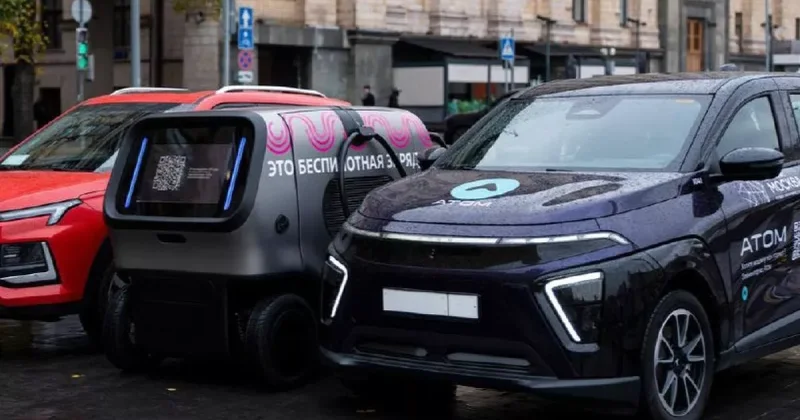 В Москве тестируют роботов для зарядки электрокаров Видео