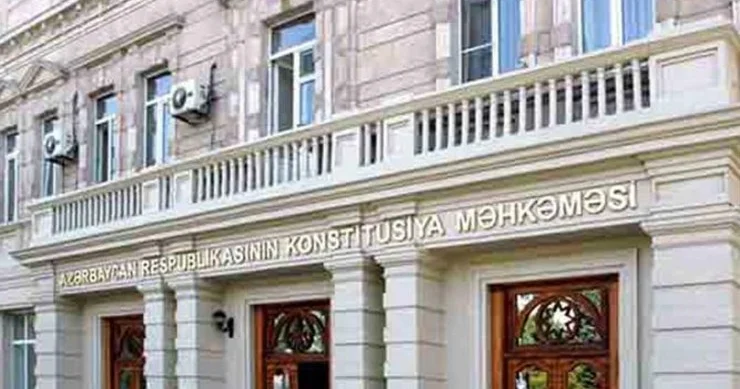 Həbs tədbirinə baxan məhkəmə nəyi yoxlamalıdır? Konstitusiya Məhkəməsi izah etdi