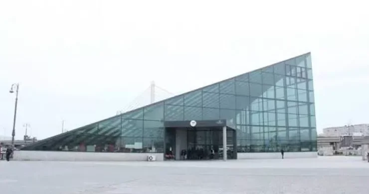Koroğlu metrosunun qarşısındakı küçə bağlanır