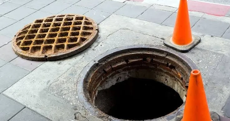 Bakıda vəzifəli şəxsin arvadı kanalizasiya lükünə düşdü