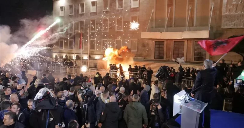 В Тиране не стихают беспорядки горят здание министерства и банки Видео