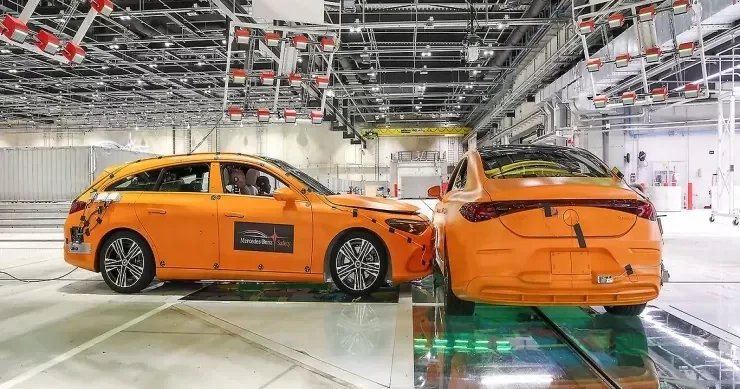 “Mercedes” iki avtomobili 56 km/saat sürətlə toqquşdurdu VİDEO