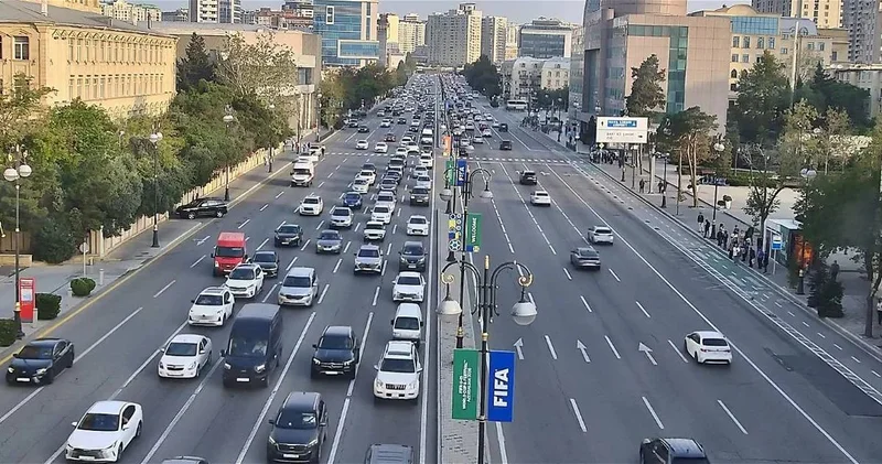 Вниманию водителей: На 13 направлениях в Баку затруднено движение