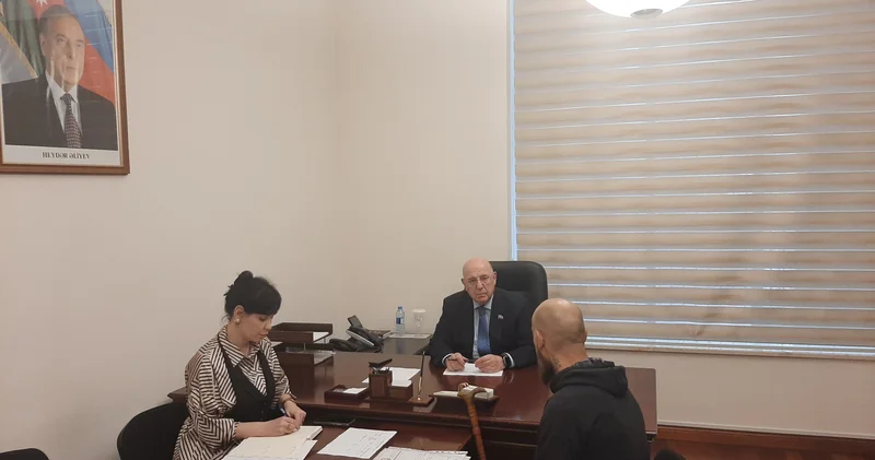 Əhliman Əmiraslanov vətəndaşların müraciətlərini dinləyib