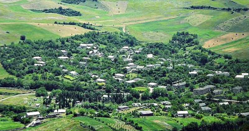Tovuzun qarşısındakı erməni kəndi: 600 metr məsafə, 1183 sakin və hərbi postlar FOTOLAR