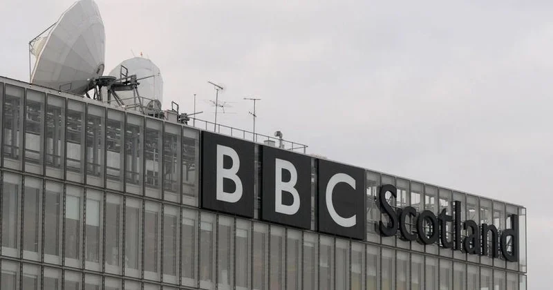 BBC genişmiqyaslı xərclərin azaldılması çərçivəsində BBC Three, BBC Scotland və Radio 4 Extra nın efir yayımını dayandıracaq