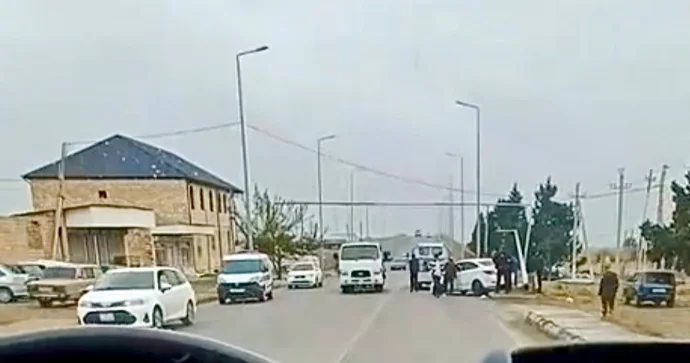 İdarəetmədən çıxan “Hyundai” işıq dirəyinə çırpıldı VİDEO