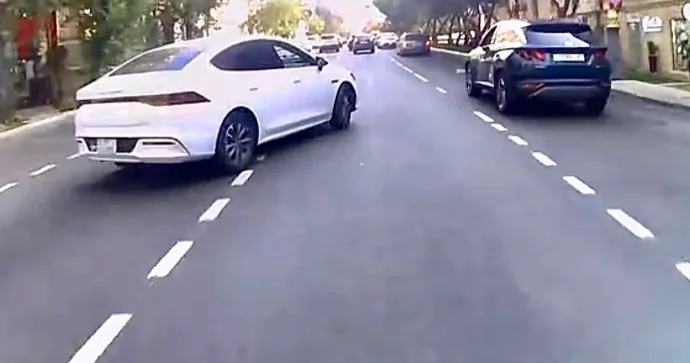 Bakıda qayda pozan “BYD” az qala motosikletlə toqquşacaqdı VİDEO