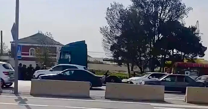 Ceyranbatanda yük maşını yolu keçən piyadanı vurdu VİDEO