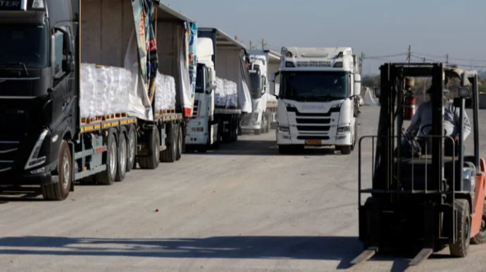 Yardım aparan yük karvanı talan edildi