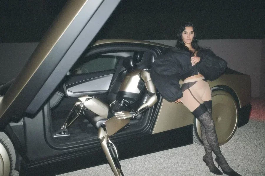 Kim Kardaşyan Maskın robotu qəribə ŞƏKİLLƏR ÇƏKDİRDİ