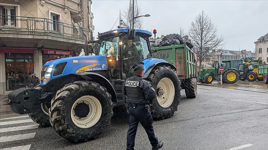 Fransada fermerlər traktorları ilə Bordo limanına girişi bağlayıblar Azərbaycanda özəl xəbərlər, araşdırmalar, təhlillər və müsahibələrin tək ünvanı