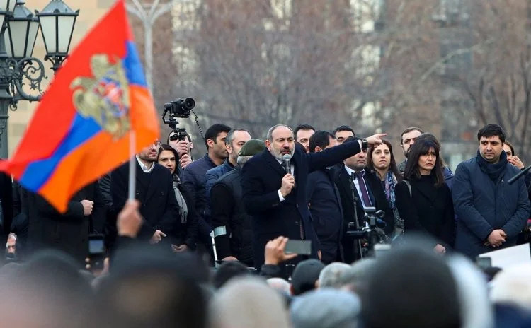 İflasa uğrayan “islahatlar” Paşinyan ən yaxınlarını qurban verir