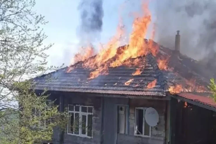 Balakəndə yaşayş evi yandı