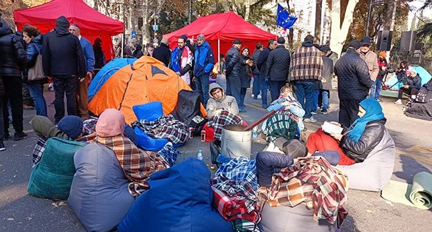 Gürcüstanda yenidən etirazlar başladı Tələbələr çadırlar qurdular