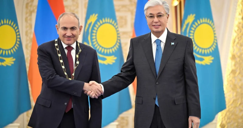 Tokayev Paşinyana Qazaxıstanın ən yüksək dövlət mükafatını təqdim etdi