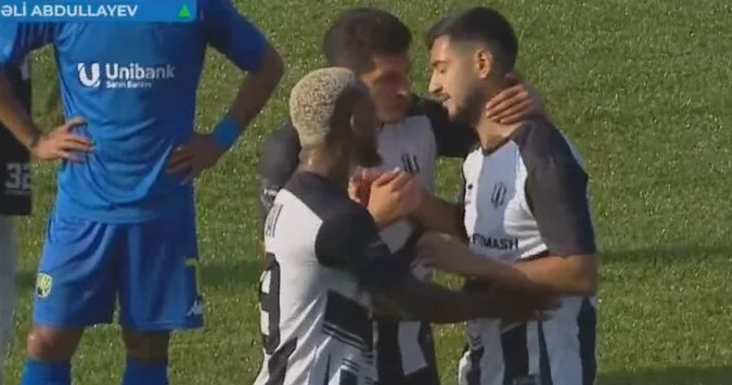 Azərbaycan futbolunda kuryoz hadisə Futbolçu meydandan çıxmadı FOTO/VİDEO