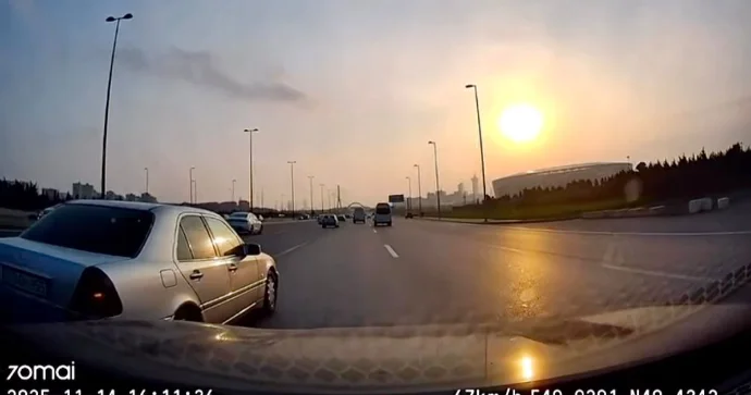 Dönmə işığını yandırıb istədiyi vaxt manevr edən sürücü qəza riski yaratdı VİDEO