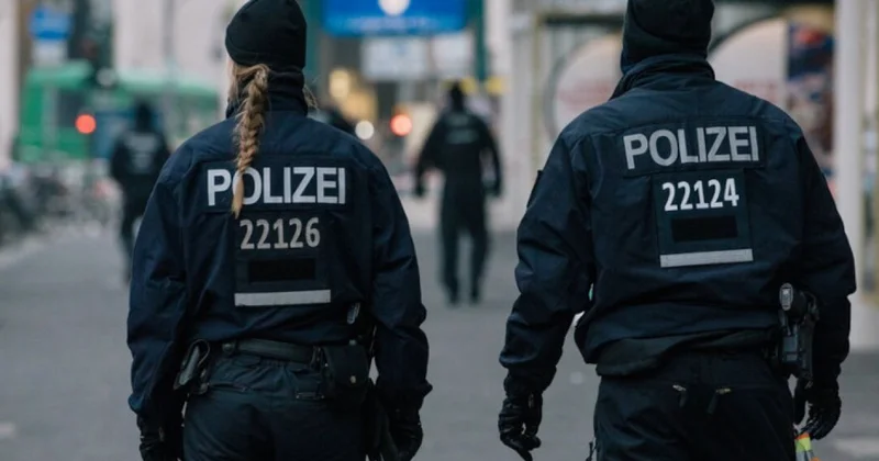 Протест в Германии из за азербайджанского мигранта: входы в полицейский участок заблокированы