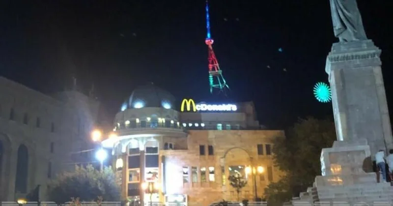 Tiflisin ən hündür yerində Azərbaycan bayrağı işıqlandırıldı