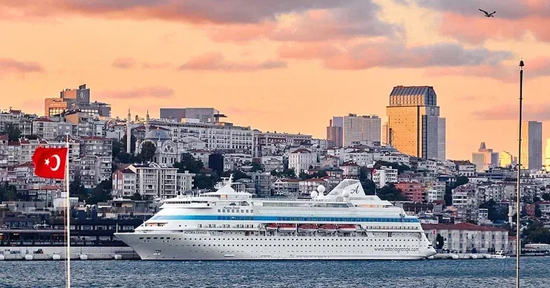 Rusiyalıların olduğu kruiz gəmisi İstanbula buraxılmadı