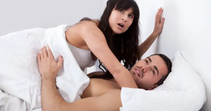 Ərini alt qonşusu ilə yataqda tutdu VİDEO