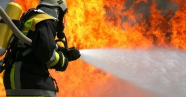 Bakıda çoxmərtəbəli yaşayış binası yanır