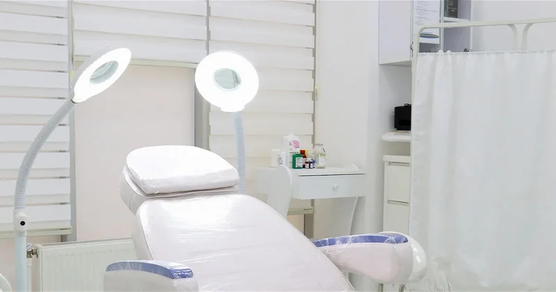 Центр аналитической экспертизы выявил нарушения в работе более 30 косметологических клиник