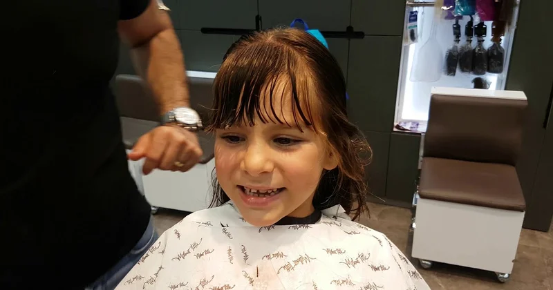 Azyaşlı qızların saçları pul üçün kəsilir: “Kəsəndə ağlamasın” Video