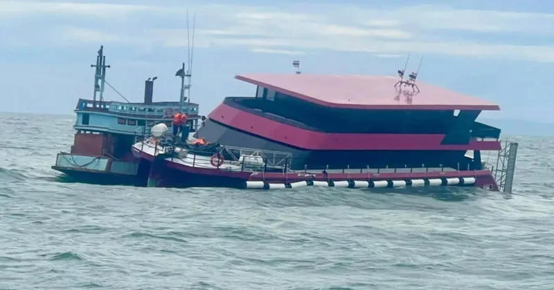 Эвакуация почти сотни пассажиров с тонущего парома попала на ВИДЕО