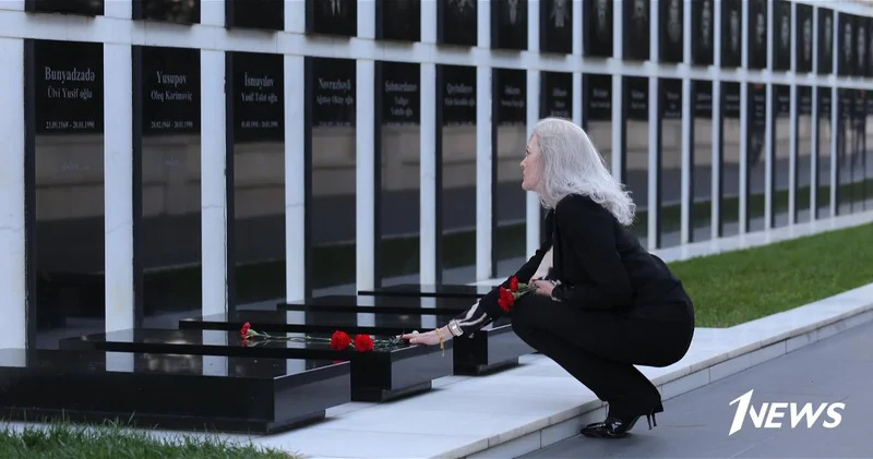 Заместитель госсекретаря США на Аллее шехидов: когда жест важнее тысячи слов