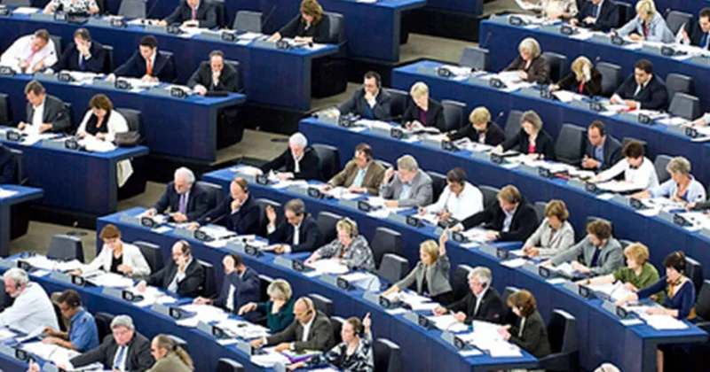 Rüşvət almaqda ittiham olunan Avropa Parlamentinin keçmiş üzvü azadlıqdan məhrum edilib