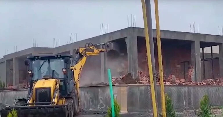 441 qanunsuz tikili sökülüb RƏSMİ