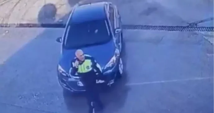 YDM in qarşısında telefonla danışan yol polisini maşın vurdu ANBAAN VİDEO