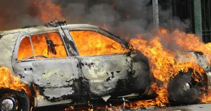 Bakıda avtomobil sexində təmirə dayanan “Porsche” yandı