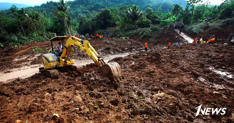 Из за оползней в Индонезии погибли 30 человек