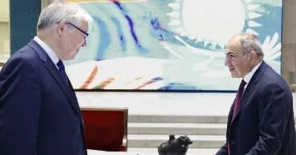 Paşinyan Qazaxıstan muzeyinə şərab qabı hədiyyə etdi