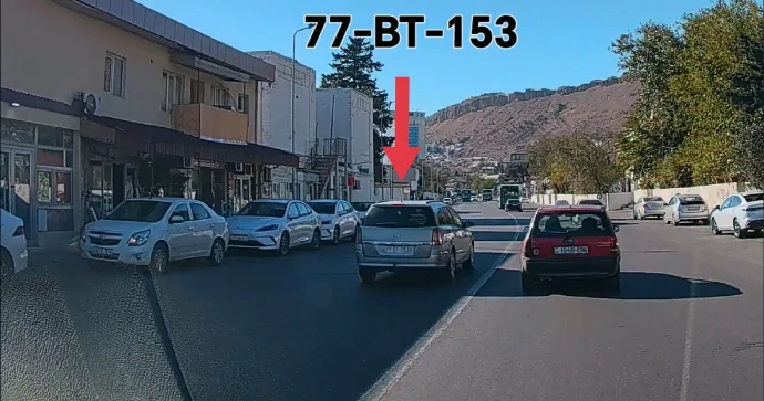 Sürücü 1 maşın qabağa düşmək üçün əks yola çıxdı VİDEO