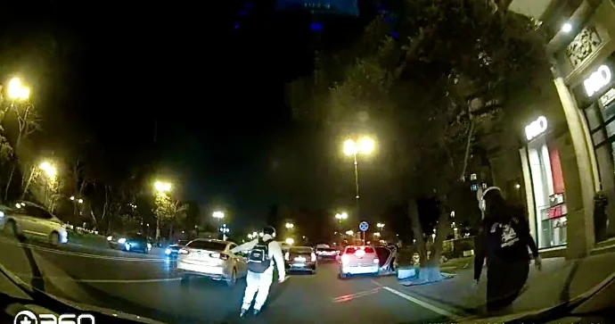 Roliklə şəhərin mərkəzində “hoqqa” verən gənclər təhlükə saçdı VİDEO