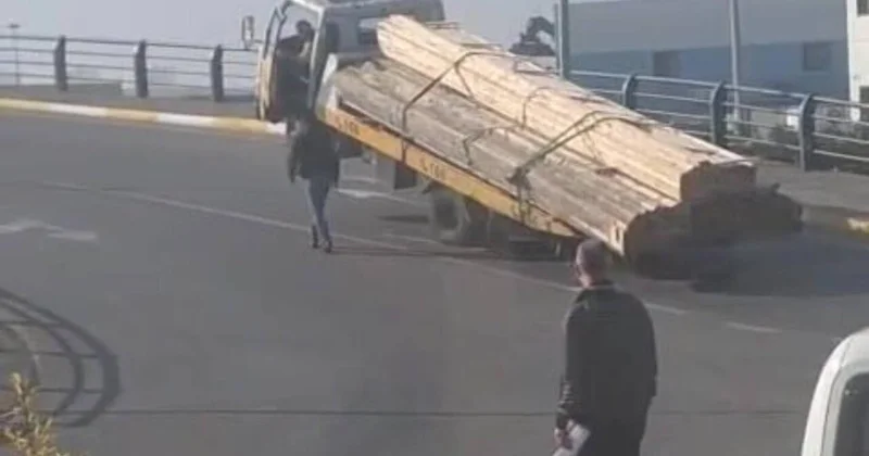 Evakuatorla taxta daşımaq istədilər, aşdı VİDEO