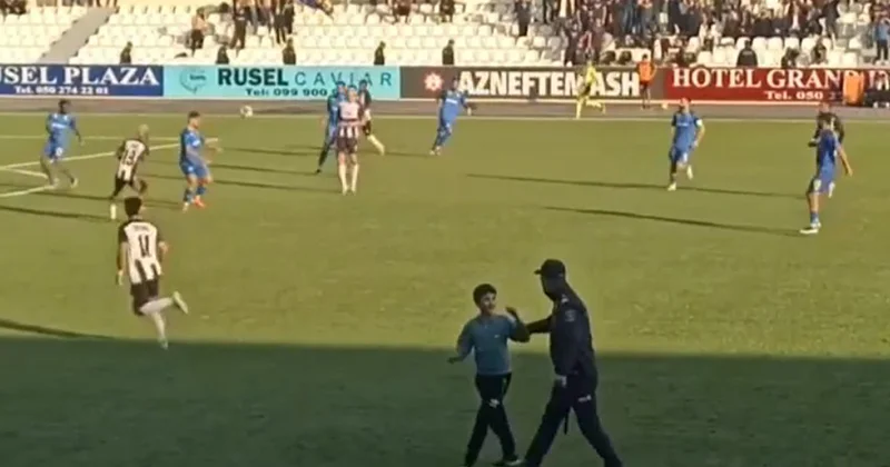 Yevlaxda azarkeş meydana girdi, hakimi oyunu saxlamadı Video