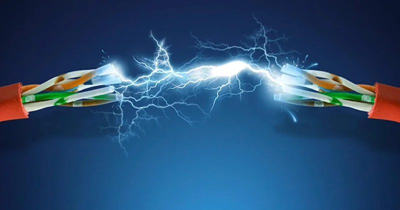 Четырех человек в Баку ударило током