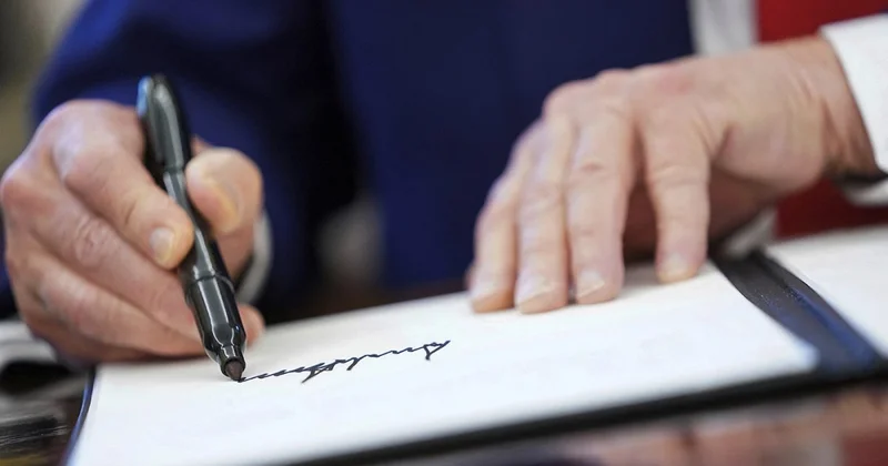 Tramp Zelenskini dekabradək məcbur etmək istəyir